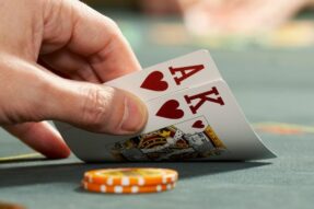 Game bài poker là gì? Cách chơi chuẩn, mẹo thắng lớn cho người mới bắt đầu