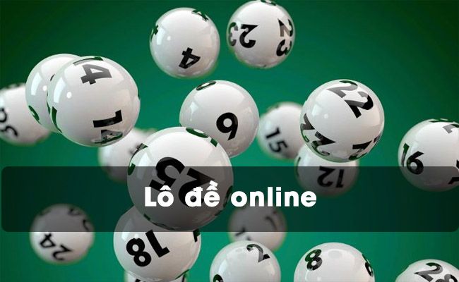 Người cầm vé số và sổ tay ghi ngân sách chơi xổ số kiến thiết