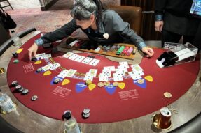Đắm chìm vào thế giới đen trắng của casino Blackjack